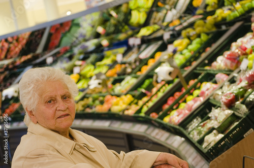 Foto: Seniorin beim Einkaufen von Lebensmitteln im Supermarkt Seniorin beim Einkaufen von Lebensmitteln im Supermarkt