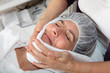 Gesicht mit Handtuch abtrocknen beim Wellness
