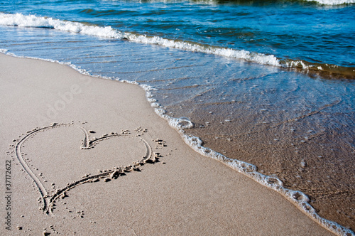Foto: heart drawn on the sand of a beach heart drawn on the sand of a beach