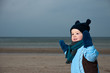 Foto: Kind im Herbst am Strand Kind im Herbst am Strand