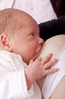 Mutter stillt ihr neugeborenes Baby