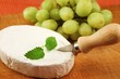 Camembert mit Trauben