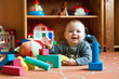 Baby mit Spielzeug