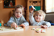 Foto: Kinder mit Puzzle Kinder mit Puzzle