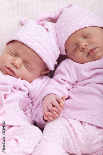 Photo: eineiige Zwillinge - Schwestern schlafen Hand in Hand eineiige Zwillinge - Schwestern schlafen Hand in Hand