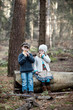 Kinder machen Pause im Wald.