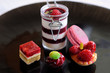 assortiment de desserts rouges et roses 2