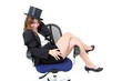 junge Frau auf Bürostuhl
