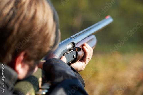 Photo: Shooter takes aim for shot Shooter takes aim for shot