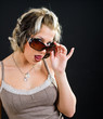 Frau mit der Piercing in der Zunge