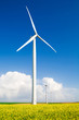 Foto: eolienne et ciel bleu eolienne et ciel bleu