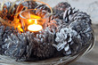 adventskranz aus tannenzapfen