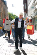Seniorin beim Shopping in der Stadt