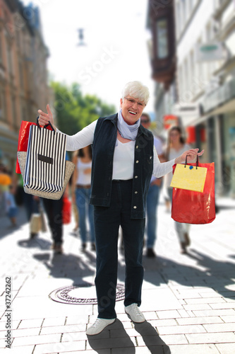 Photo: Seniorin beim Shopping in der Stadt Seniorin beim Shopping in der Stadt