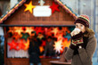 Foto: Frau auf dem Weihnachtsmarkt Frau auf dem Weihnachtsmarkt