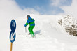 Foto: Skifahrer läuft die Piste hoch Skifahrer läuft die Piste hoch