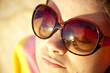 Photo en ligne au meilleur prix femme a lunettes de soleil bronze sur la plage