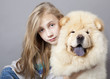 Foto: teen girl hugging a big dog Chow chow teen girl hugging a big dog Chow chow
