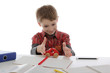 Foto: enfant garçon jouant pendant ses devoirs enfant garçon jouant pendant ses devoirs