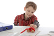 Foto: garçon enfant jouant pendant ses devoirs garçon enfant jouant pendant ses devoirs