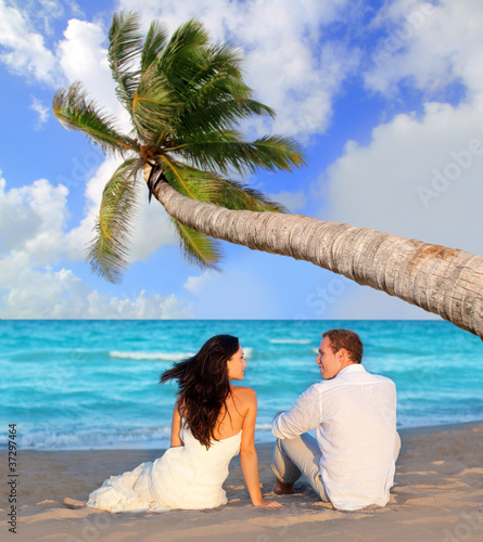 Foto: couple in love sitting in blue beach couple in love sitting in blue beach