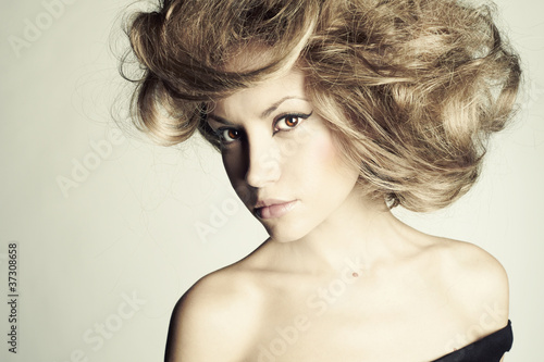 Foto: Beautiful woman with magnificent hair Beautiful woman with magnificent hair