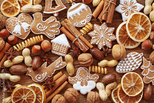 Foto: Gingerbread cookies and spices Gingerbread cookies and spices