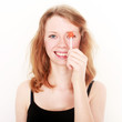 junges Mädchen mit Lolli in der Hand