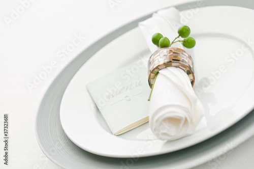 Photo: Teller mit Serviette und Speisekarte Teller mit Serviette und Speisekarte