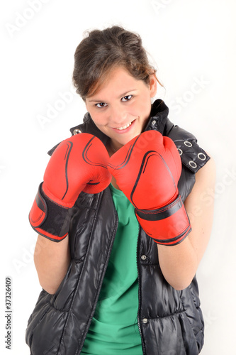 Photo: Compétition - Jeune sportive avec gants de boxe Compétition - Jeune sportive avec gants de boxe