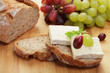 Krustenbrot mit Brie und Trauben