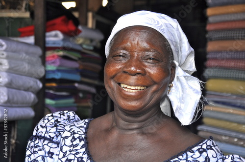 Photo: Lachende Frau vor ihrem Marktstand in Afrika Lachende Frau vor ihrem Marktstand in Afrika