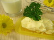 Selbstgemachte Butter und die abgegossenen Buttermilch