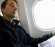 lire son journal dans l'avion