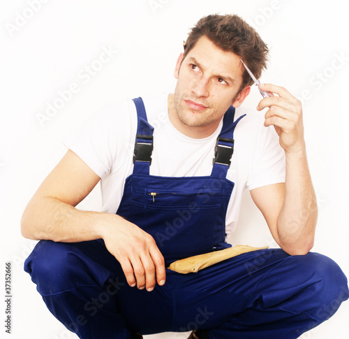 Foto: mann denk nach bei der arbeit mann denk nach bei der arbeit