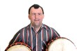 homme trisomique jouant avec percussion africaine homme trisomique jouant avec percussion africaine