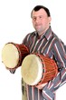 homme trisomique jouant avec percussion africaine homme trisomique jouant avec percussion africaine