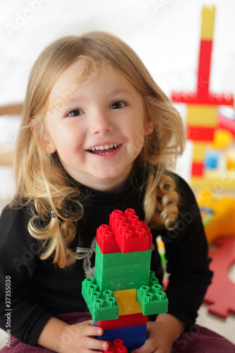 Photo: Bambina sorridente che gioca#2 Bambina sorridente che gioca#2