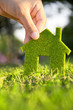 Foto: Eco house concept ,hand holding eco house icon in nature Eco house concept ,hand holding eco house icon in nature