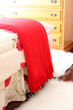cama habitacion manta roja