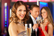 Leute mit Sekt in einer Bar oder Spielcasino