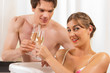 Paar beim Wellness mit Sekt oder Champagner
