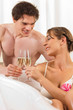 Paar beim Wellness mit Sekt oder Champagner