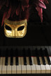 venezianische Maske und Klavier