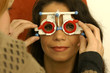 Frau beim Optiker