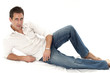 Homme en chemise blanche allongé sur le sol