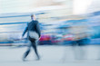 Foto: Motion blured businessman rushing to office in a city Motion blured businessman rushing to office in a city