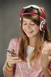 Jeune fille ecoute musqiue sur smartphone Jeune fille ecoute musqiue sur smartphone