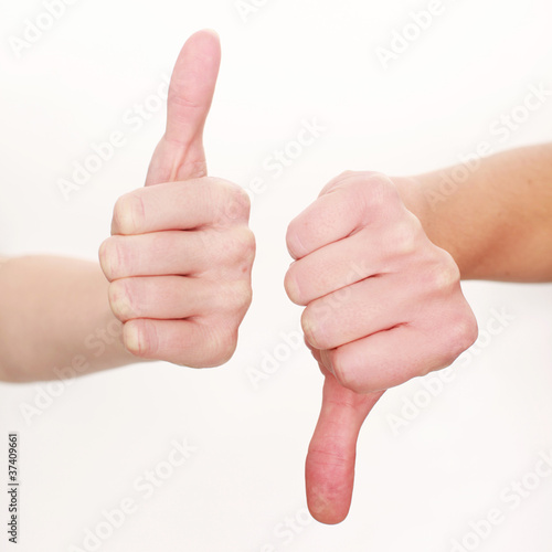 Photo: Daumen hoch und runter Daumen hoch und runter