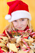 Mädchen mit Weihnachtsplätzchen